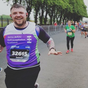 man running Edinburgh Marathon in SBH Scotland running vest